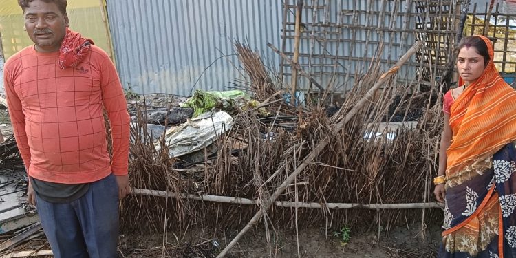 गोपालगंज=थावे थाना क्षेत्र के थावे मेला परिसर में स्थित एक झोपड़ी में अचानक लगी आग