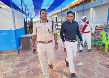 परसों होने वाले मतगणना के दृष्टिगत ईवीएम मशीनों के सुरक्षित रख-रखाव एवं सुरक्षा व्यवस्था का जिलाधिकारी एवं एसएसपी सारण द्वारा निरीक्षण