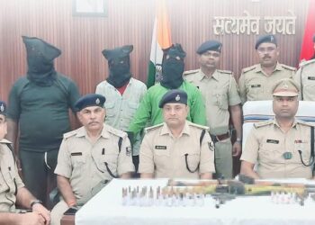 जमीन विवाद में गोलीबारी में तीन आरोपी गिरफ्तार:खगड़िया पुलिस ने दो रायफल, एक कट्टा और 45 जिंदा कारतूस बरामद किए