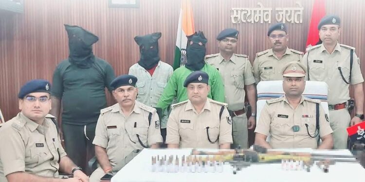 जमीन विवाद में गोलीबारी में तीन आरोपी गिरफ्तार:खगड़िया पुलिस ने दो रायफल, एक कट्टा और 45 जिंदा कारतूस बरामद किए