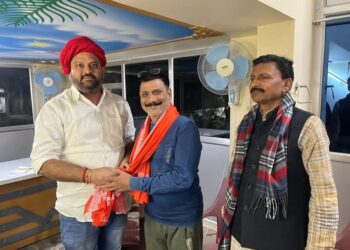 सिवान जिला भाजपा अध्यक्ष राहुल तिवारी ने मुखिया मुना पाल को अंग वस्त्र देकर किया सम्मानित