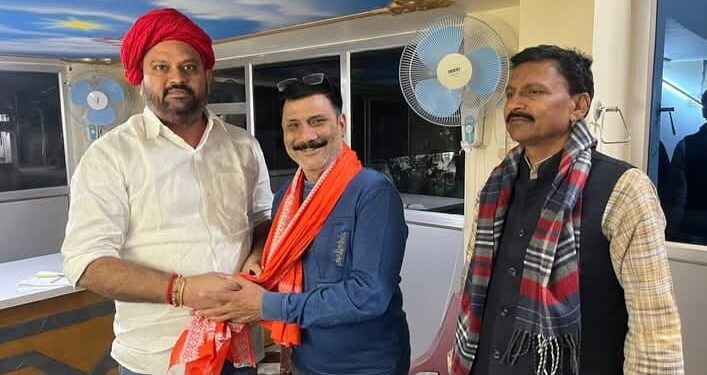 सिवान जिला भाजपा अध्यक्ष राहुल तिवारी ने मुखिया मुना पाल को अंग वस्त्र देकर किया सम्मानित