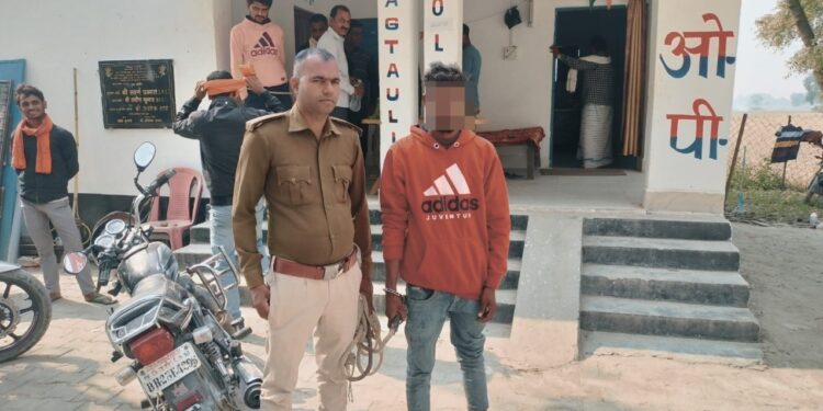 गोपालगंज=हत्या के प्रयास मामले का आरोपी कलामुद्दीन अंसारी को पुलिस ने किया गिरफ्तार ।
