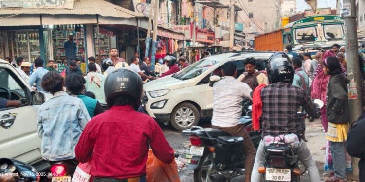 बड़हरिया में लगा भीषण जाम, नहीं हटवाया गया अतिक्रमण