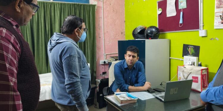 जिलाधिकारी श्री रिची पांडेय के द्वारा आज सामुदायिक स्वास्थ्य केंद्र बाजपट्टी का निरीक्षण किया।निरीक्षण