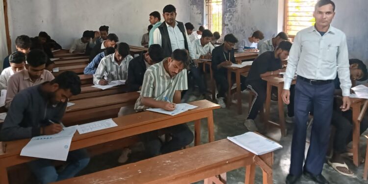 बी०एस०बी०अम्बेडकर इंटर महाविघालय, बड़हरिया में कला और विज्ञान संकाय का 12वीं सेन्टअप परीक्षा कदाचार मुक्त वातावरण में हुआ प्रारंभ