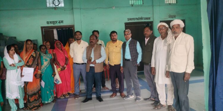 उप निदेशक पौधा संरक्षण सारण प्रमंडल छपरा के द्वारा समूह के साथ बैठक और समूह में किए गए कार्य (खेती) का किया गया निरीक्षण