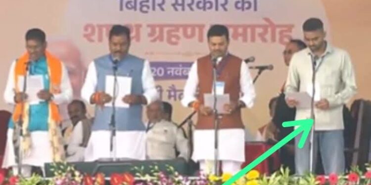 जींस पहनकर उपेंद्र कुशवाहा के बेटे दीपक प्रकाश ने ली शपथ, बिना चुनाव लड़े बने मंत्री।