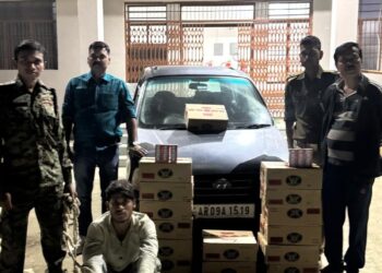 गोपालगंज :- 18 कार्टन देशी शराब के साथ कार सवार एक तस्कर गिरफ्तार