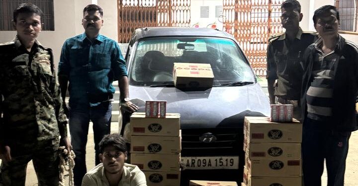 गोपालगंज :- 18 कार्टन देशी शराब के साथ कार सवार एक तस्कर गिरफ्तार