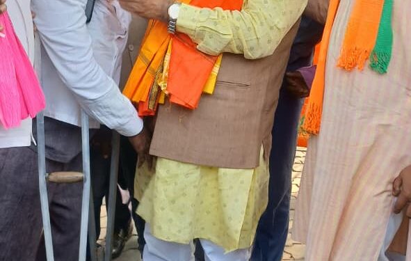 मंगल पांडेय को मंत्री पद की शपथ लेने के बाद बधाईयों का लगा ताता