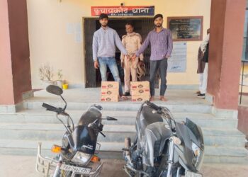 गोपालगंज :- 6 कार्टन देशी शराब बरामद। कुल 270 पीस यानी लगभग 54 लीटर अवैध शराब के साथ दो बाइक जब्त।