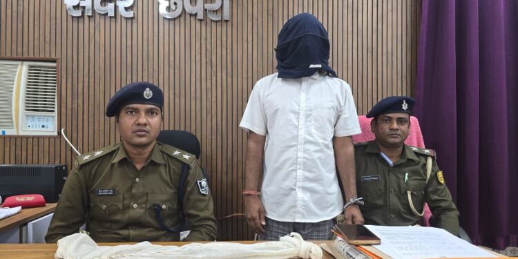 मांझी थानान्तर्गत अवैध अग्नेयास्त्र बरामद कर 01 अभियुक्त को किया गया गिरफ्तार, साथ ही 01 विधि विरुद्ध बालक निरुद्ध