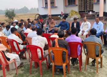 अगहनी धान की फसल कटनी के लिए प्लाट की चयन करते जिला कृषि पदाधिकारी और जिला सांख्यिकी पदाधिकारी