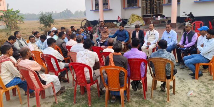 अगहनी धान की फसल कटनी के लिए प्लाट की चयन करते जिला कृषि पदाधिकारी और जिला सांख्यिकी पदाधिकारी