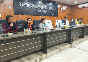 जिला पदाधिकारी श्री पवन कुमार सिन्हा द्वारा राजस्व विभाग की समीक्षा बैठक आयोजित, खारिज-दाखिल लंबित न रखने का सख्त निर्देश