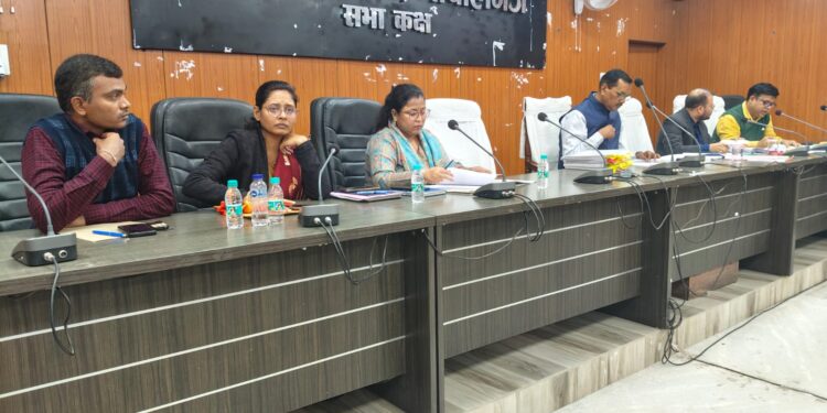 जिला पदाधिकारी श्री पवन कुमार सिन्हा द्वारा राजस्व विभाग की समीक्षा बैठक आयोजित, खारिज-दाखिल लंबित न रखने का सख्त निर्देश