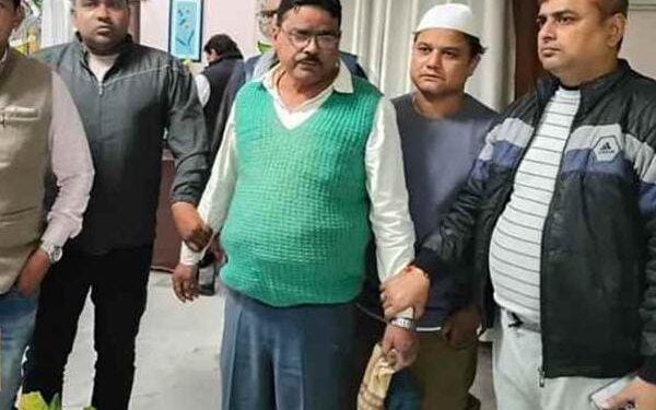 सिवान में निगरानी विभाग का एक्शन, परिमार्जन के लिए मांगे 15000 रुपये के साथ राजस्व कर्मचारी गिरफ्तार