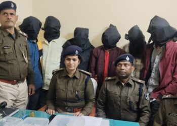 महज 24 घंटे के अंदर रघुनाथपुर थानान्तर्गत ज्वेलरी दुकान में हुए लूट की घटना का सफल उमेदनः संलिप्त 06 अभियुक्त अवैध हथियार के साथ गिरफ्तार