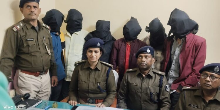 महज 24 घंटे के अंदर रघुनाथपुर थानान्तर्गत ज्वेलरी दुकान में हुए लूट की घटना का सफल उमेदनः संलिप्त 06 अभियुक्त अवैध हथियार के साथ गिरफ्तार