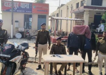 दाउदपुर थानान्तर्गत ग्रामीणों के सहयोग से 02 अभियुक्तों को अवैध हथियार के साथ किया गया गिरफ्तार