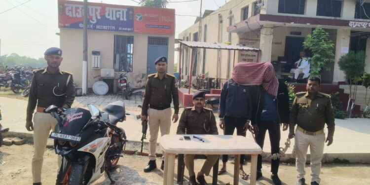 दाउदपुर थानान्तर्गत ग्रामीणों के सहयोग से 02 अभियुक्तों को अवैध हथियार के साथ किया गया गिरफ्तार