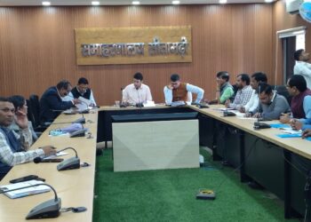 नीलाम पत्रवाद की समीक्षात्मक बैठक की गई।