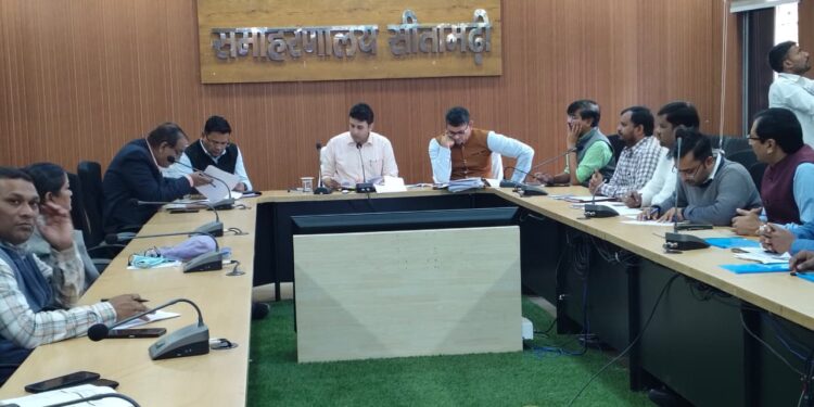 नीलाम पत्रवाद की समीक्षात्मक बैठक की गई।