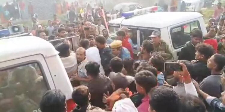 टेम्पो ने ई-रिक्शा को मारी टक्कर, बोड़े में मांस मिलने पर बवाल, हालात काबू करने को पुलिस ने की 4–5 राउंड फायरिंग