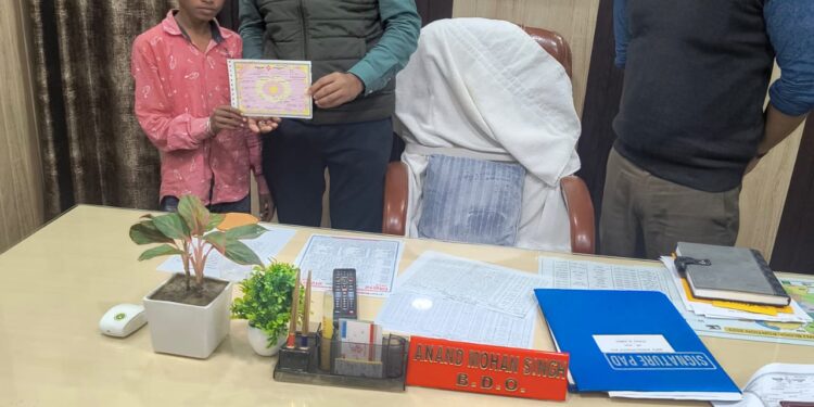 दो विमुक्त बाल श्रमिकों को मिला मुख्यमंत्री राहत कोष से 25-25 हजार का एफडी प्रमाणपत्र