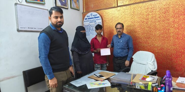 मुख्यमंत्री निशक्तता विवाह प्रोत्साहन अनुदान योजना के तहत पाँच लाभार्थियों को जिला पदाधिकारी द्वारा फिक्स्ड डिपॉज़िट प्रमाणपत्र वितरित गोपालगंज में आयोजित कार्यक्रम में डीएम ने लाभार्थियों को किया सम्मानित