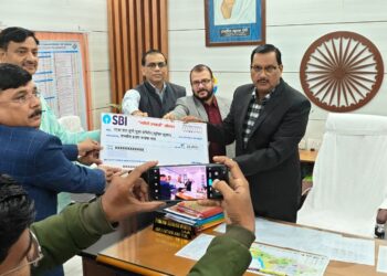 स्वदेशी अपनाओ अभियान के तहत दुर्गा पूजा पंडालों को किया गया सम्मानित जिला पदाधिकारी ने उत्कृष्ट सांस्कृतिक प्रदर्शन करने वाली समितियों को दिया पुरस्कार