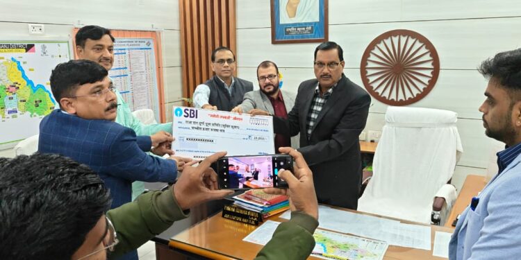 स्वदेशी अपनाओ अभियान के तहत दुर्गा पूजा पंडालों को किया गया सम्मानित जिला पदाधिकारी ने उत्कृष्ट सांस्कृतिक प्रदर्शन करने वाली समितियों को दिया पुरस्कार