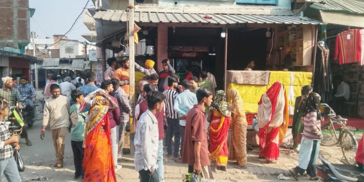 ट्रक की चपेट में आया स्कूली बच्चा, इलाज के लिए ले जाते समय मौतपुलिस ने चालक को हिरासत में लेकर ट्रक को किया जब्त