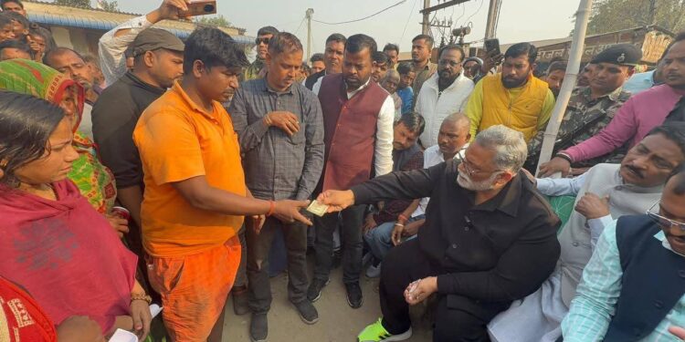 पूर्णिया में बिजली की लापरवाही से 8 दुकानें जलकर राख, पीड़ितों को मिली आर्थिक सहायता