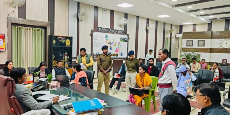 दरभंगा: जनता दरबार में जिलाधिकारी ने किया कई समस्याओं का समाधान