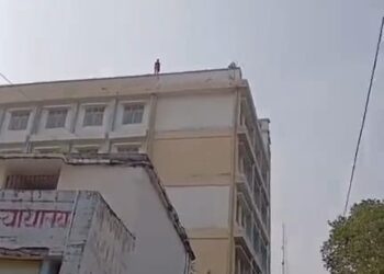 गोपालगंज: कोर्ट भवन की छत पर चढ़ी युवती, पुलिस ने उतारा नीचे