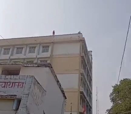 गोपालगंज: कोर्ट भवन की छत पर चढ़ी युवती, पुलिस ने उतारा नीचे