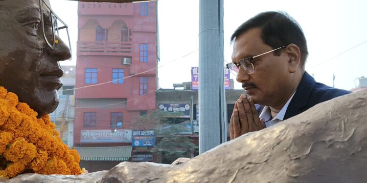 समाहरणालय परिसर, गोपालगंज में स्वर्गीय जी. कृष्णैया, भूतपूर्व जिला पदाधिकारी, गोपालगंज के शहादत दिवस पर उन्हें श्रद्धांजलि अर्पित की गई