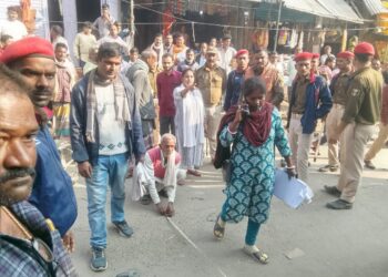 नौतन में अतिक्रमण हटाने के नोटिस के बाद शुरू हुई पैमाइश, पुलिस बल तैनात,