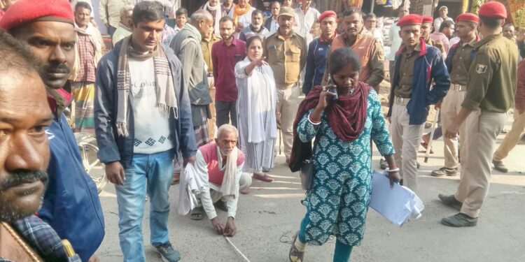 नौतन में अतिक्रमण हटाने के नोटिस के बाद शुरू हुई पैमाइश, पुलिस बल तैनात,