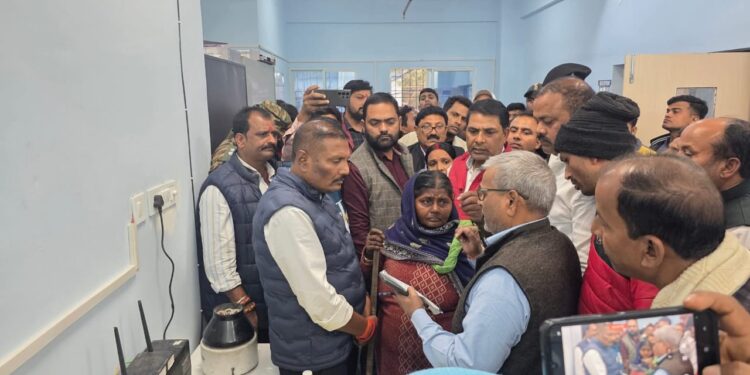 सदर विधायक का अस्पताल में औचक निरीक्षण, गायब मिले डॉक्टर!