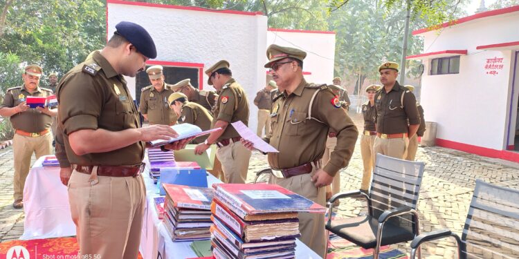 पुलिस अधीक्षक पलाश बंसल द्वारा थाना पैलानी का किया गया वार्षिक निरीक्षण ।