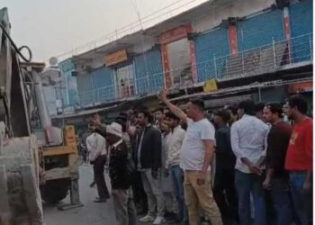 सड़क अतिक्रमण मुक्त को लेकर बड़हरिया बाजार में दूसरे दिन भी गरजा बुल्डोजर