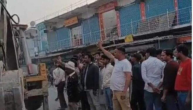 सड़क अतिक्रमण मुक्त को लेकर बड़हरिया बाजार में दूसरे दिन भी गरजा बुल्डोजर