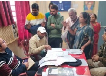 बड़हरिया थाना परिसर में सीओ और थानाध्यक्ष के संयुक्त जनता दरबार में मामलों का हुआ निष्पादन