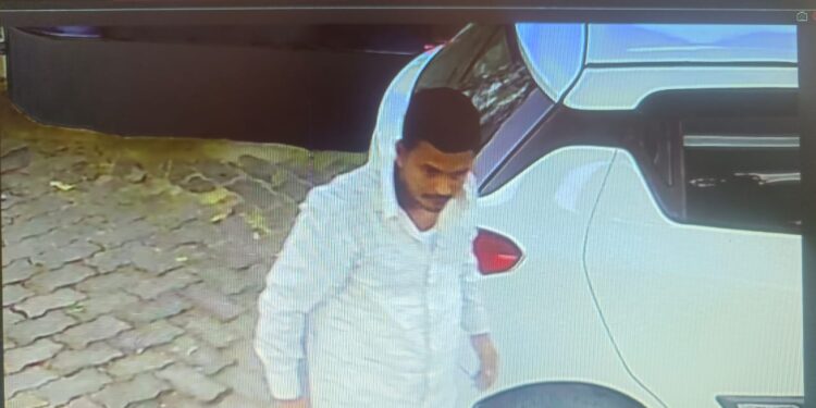 बांदा :-पुलिस वालों को चकमा देकर फरार हुआ कैदी