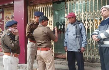 150 मीटर दूर थाना, फिर भी लूट! कैशियर से 3.11 लाख छीनकर अपराधी फरार, CCTV में कैद हुई घटना