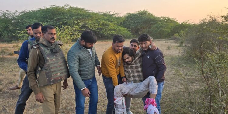 बांदा-पुलिस को चकमा देकर भागा कैदी मुठभेड़ में हुआ गिरफ्तार,पैर लगी गोली