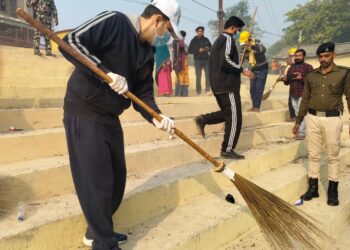 डुमरा के कैलाशपुरी घाट पर सामूहिक श्रमदान कार्यक्रम का किया गया आयोजन।